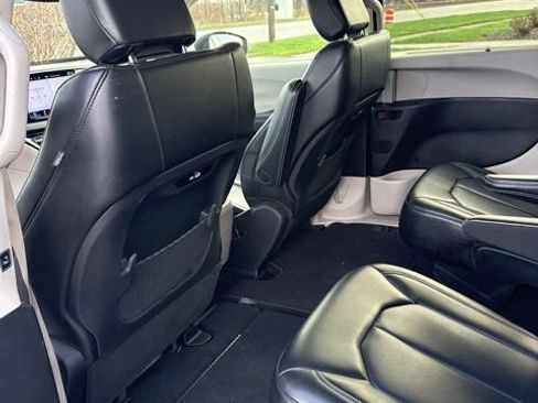 Used 2023 Chrysler Pacifica Touring-L FWD image 10