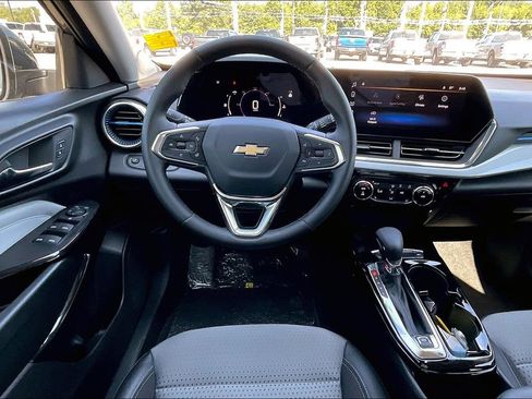 Used 2025 Chevrolet Trax LT w/ Sunroof Package FWD image 6