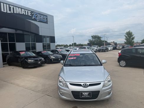 Used 2009 Hyundai Elantra w/ Premium-Sport Pkg 2 FWD image 2
