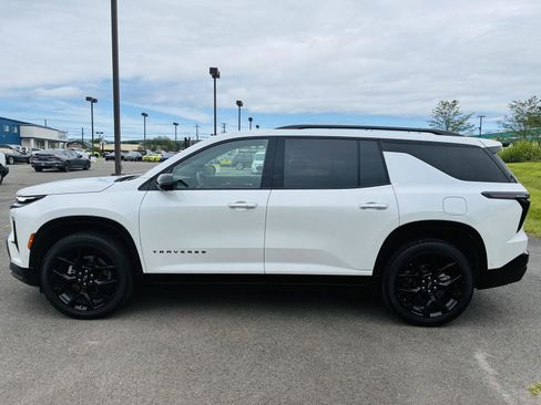 Used 2024 Chevrolet Traverse RS image 3