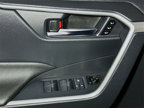 Used 2021 Toyota RAV4 XLE Premium image 15