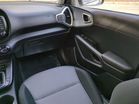 Used 2025 Kia Soul LX FWD image 17