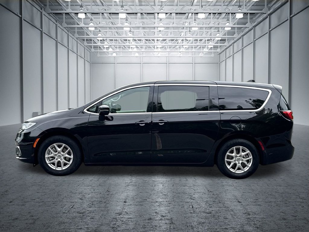 Used 2024 Chrysler Pacifica Touring-L FWD image 4