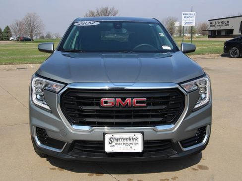 Used 2024 GMC Terrain SLE image 2