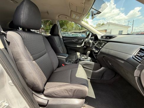 Used 2018 Nissan Rogue SV image 10
