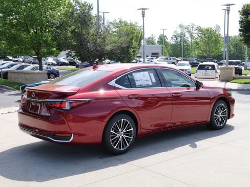 Used 2025 Lexus ES 300h w/ Premium Package FWD image 9