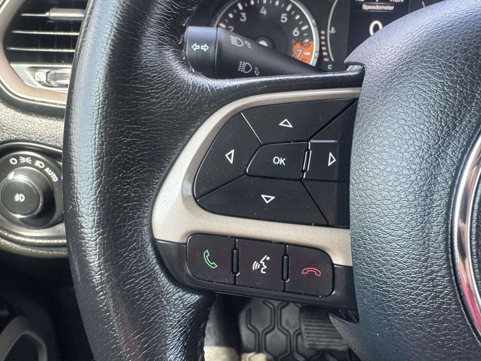 Used 2015 Jeep Renegade Latitude w/ Popular Equipment Group FWD image 24