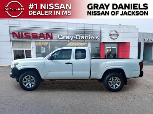 Used 2018 Toyota Tacoma SR RWD image 4