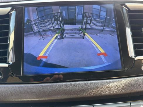 Used 2017 Chrysler Pacifica Touring-L FWD image 16