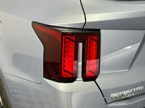 Used 2024 Kia Sorento S image 36