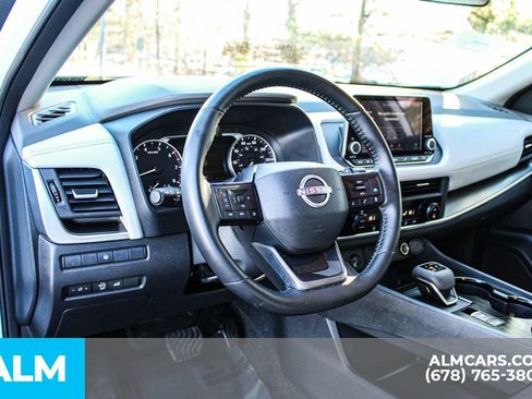 Used 2025 Nissan Rogue SV image 31