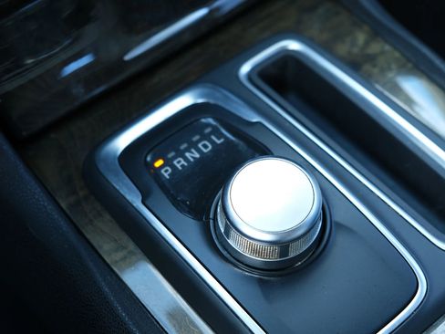 Used 2015 Chrysler 300 C image 36