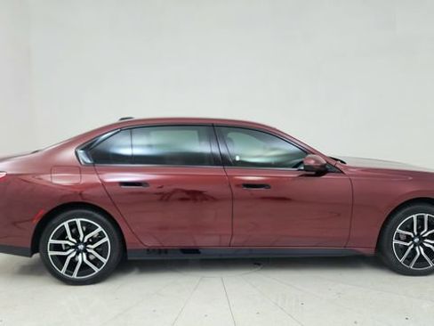 Used 2025 BMW 740i image 6