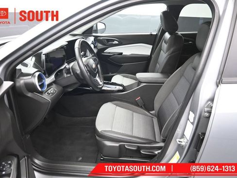 Used 2025 Chevrolet Trax LT w/ LT Convenience Package FWD image 9