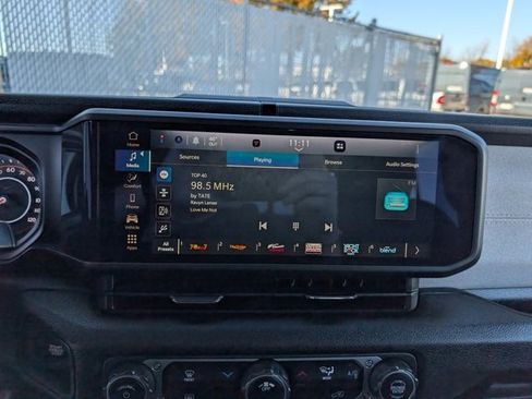 Used 2025 Jeep Gladiator Sport image 14