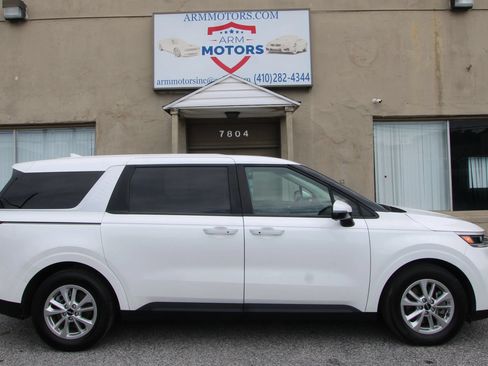Used 2023 Kia Carnival LX FWD image 5