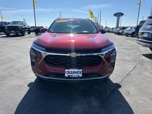 Used 2025 Chevrolet Trax LT FWD image 15