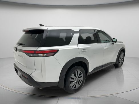 Used 2024 Nissan Pathfinder S AWD/4WD image 5