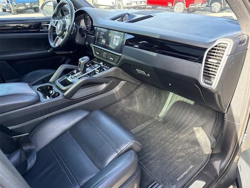 Used 2019 Porsche Cayenne Base image 30