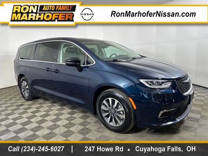 Used 2024 Chrysler Pacifica Select