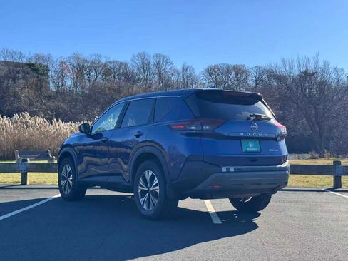 Used 2023 Nissan Rogue SV image 3