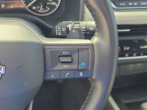 Used 2025 Nissan Rogue SV FWD image 31