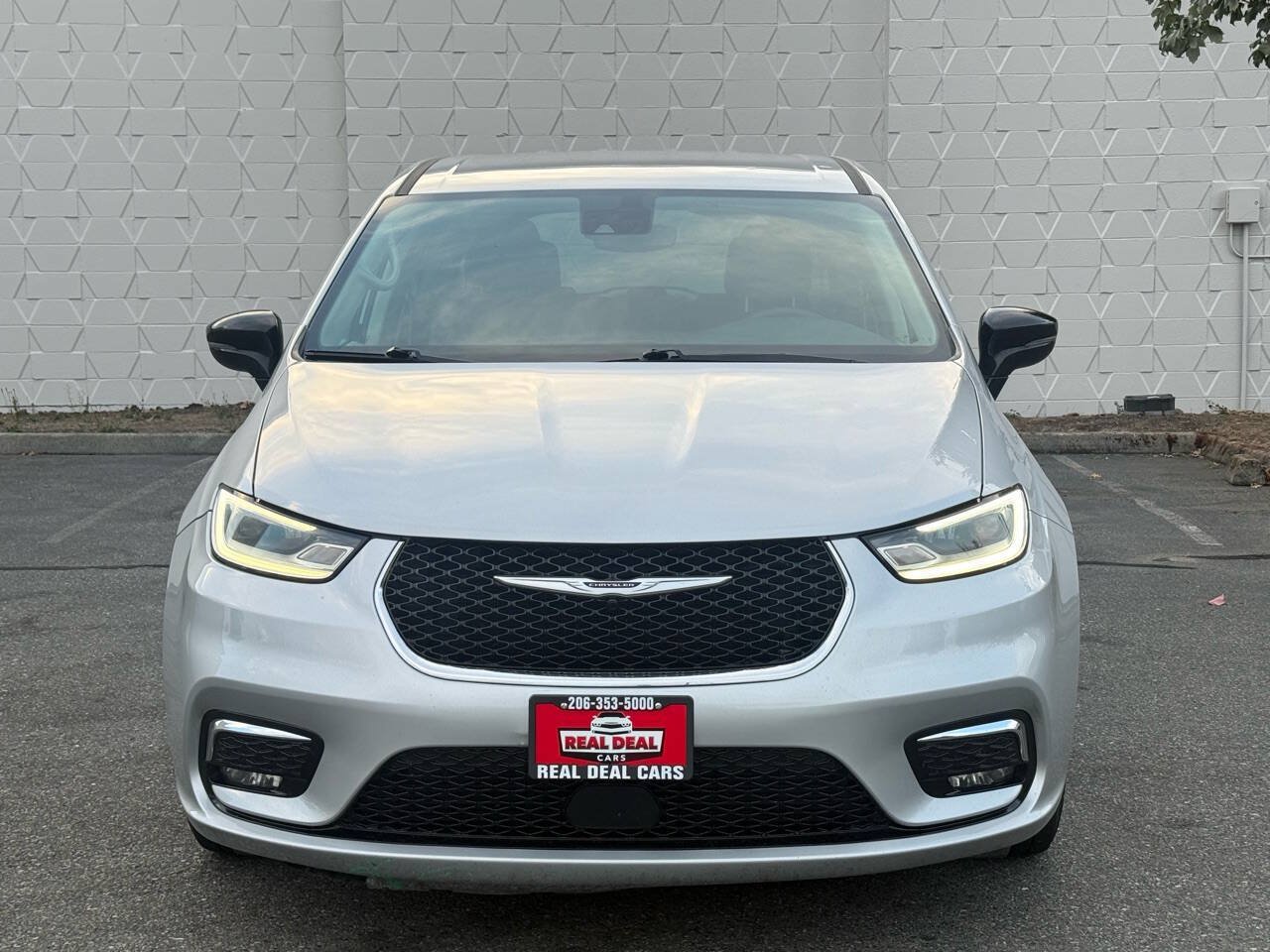 Used 2024 Chrysler Pacifica Limited FWD image 2