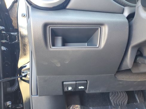 New 2025 Nissan Versa SR w/ Trunk Package FWD image 19