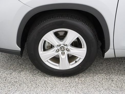 Certified 2025 Toyota Highlander LE FWD image 11