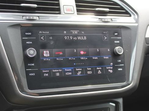 Used 2022 Volkswagen Tiguan SE AWD/4WD image 21