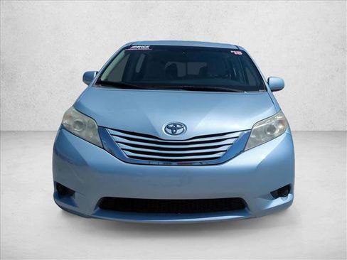 Used 2015 Toyota Sienna LE image 2