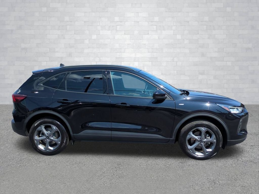 Certified 2025 Ford Escape ST-Line Select AWD/4WD image 3