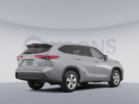 Used 2022 Toyota Highlander LE AWD/4WD image 4