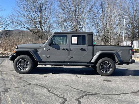 Used 2020 Jeep Gladiator Overland image 2