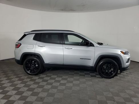 Used 2025 Jeep Compass Latitude w/ Altitude Special Edition image 3