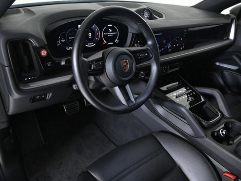 Certified 2024 Porsche Cayenne S image 4