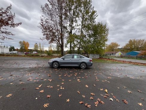 Used 2025 Volkswagen Jetta SE image 14