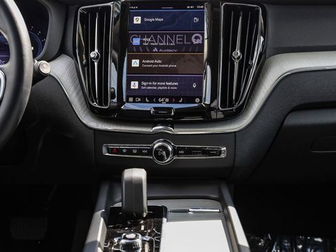 Used 2025 Volvo XC60 B5 Plus image 13