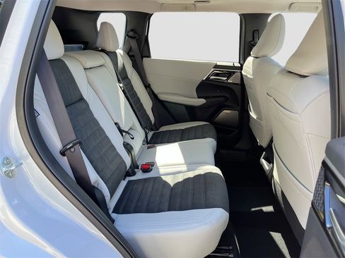 New 2025 Mitsubishi Outlander SE image 29