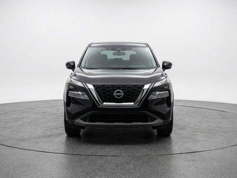 Used 2025 Nissan Rogue SV image 2