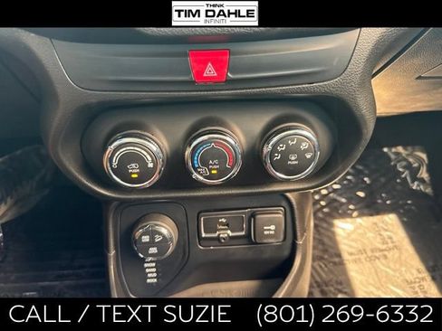 Used 2016 Jeep Renegade Trailhawk AWD/4WD image 11