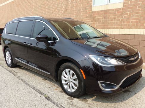 Used 2019 Chrysler Pacifica Touring-L FWD image 12
