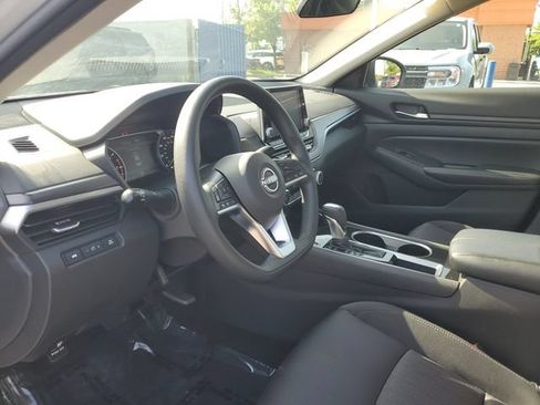 Used 2024 Nissan Altima 2.5 SV FWD image 9