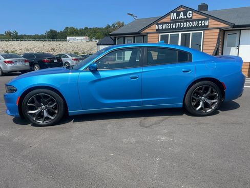 Used 2019 Dodge Charger SXT w/ Plus Group RWD image 2