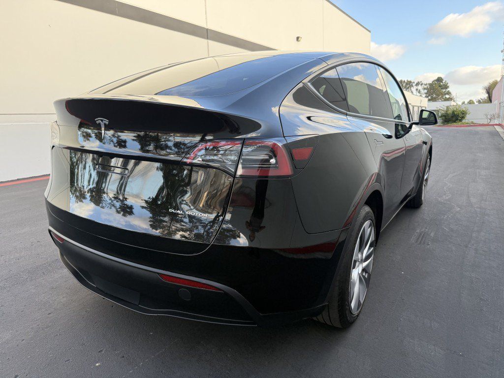Used 2023 Tesla Model Y AWD image 3