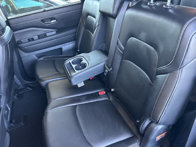Used 2025 Nissan Pathfinder SL FWD image 16