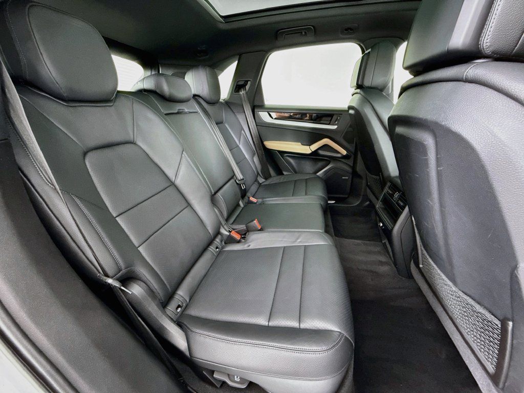 Certified 2024 Porsche Cayenne AWD/4WD image 29