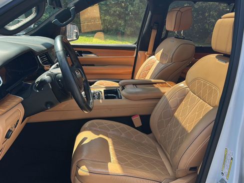 Used 2023 Jeep Grand Wagoneer Series III AWD/4WD image 11