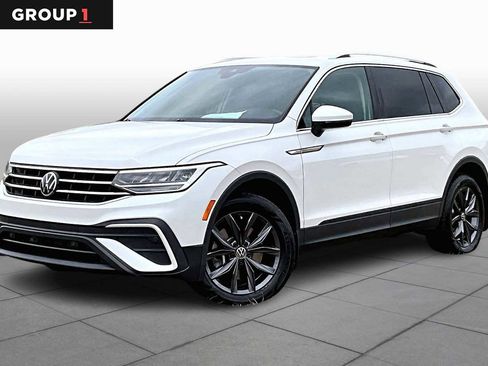 Used 2023 Volkswagen Tiguan SE w/ Panoramic Sunroof Package image 1