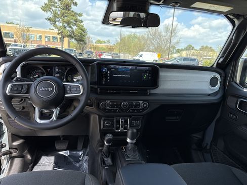 Used 2025 Jeep Wrangler Unlimited Sahara w/ Safety Group AWD/4WD image 26